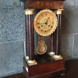 Orologio a Pendolo Impero dell'800 Noce con Capitelli in Bronzo Dorato