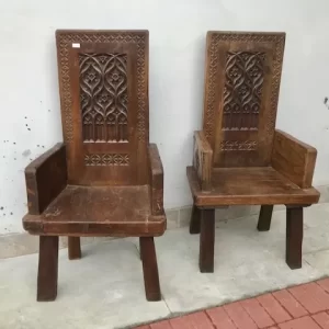 Coppia di poltrone rustiche - Epoca '700 in Noce intagliato