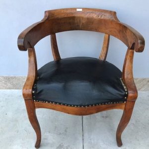 Poltrona in legno di Noce dell'800 - Restaurazione in Corso