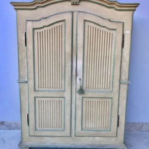 Armadio Centinato del '700 in Laccato Beige e Verde Antico