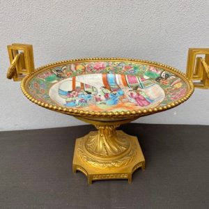 Alzata in Porcellana con Motivi Orientali e Supporto in Bronzo Dorato